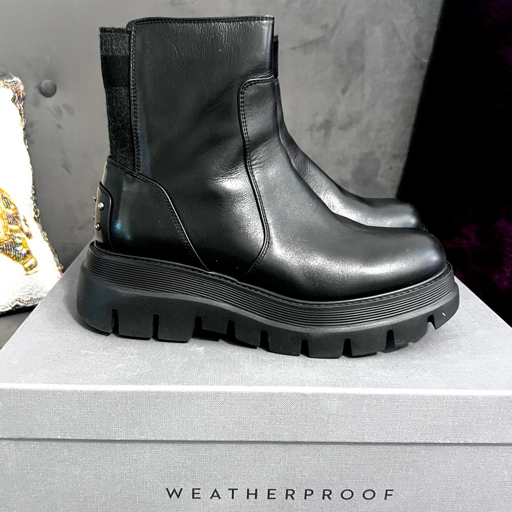 Hardly used Waterproof Women platform boot